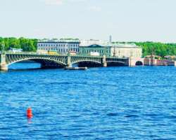 You will be amazed to know that the color of its water changes with the change in daylight. When you see the river in the morning, it looks rosy, whil